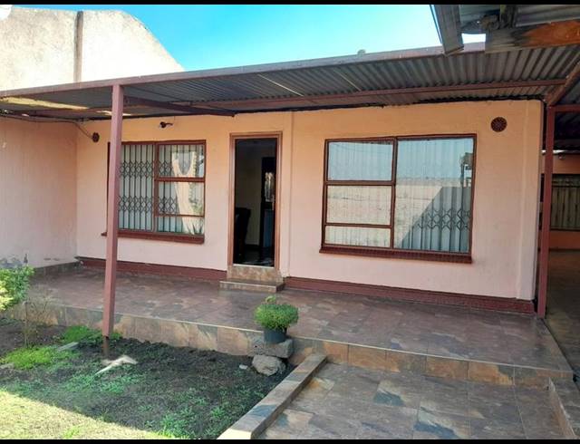 2 BEDROOM HOUSE FOR SALE IN ORLANDO WEST